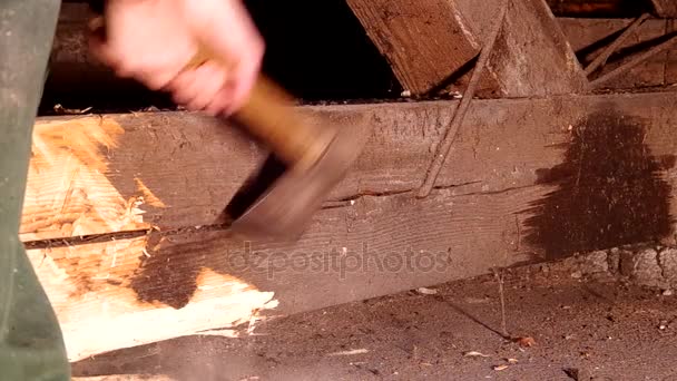 Corte de una viga de madera con un hacha — Vídeos de Stock