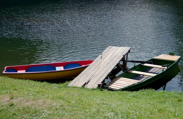 Boats on the shore of the lake — Stock Photo, Image