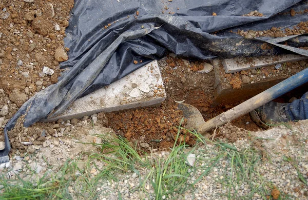 Working with a shovel — Stock Photo, Image