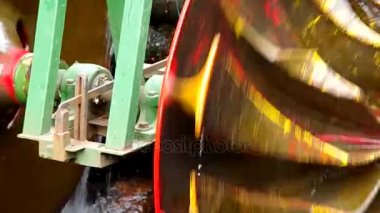 Renkli tekerlek su üzerinde iplik