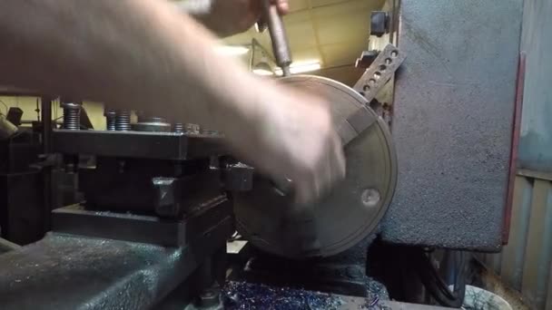 Hombre Trabajando Torno Taller — Vídeo de stock