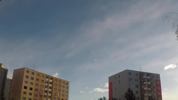 Timelapse Nubes Ciudad Bloque Apartamentos — Vídeo de stock