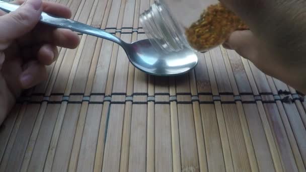把蜂花粉洒在勺子上 — 图库视频影像