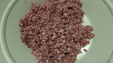 Et ürünleri için et karışımı ev hazırlanması