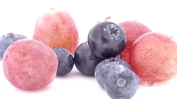 Druiven Bosbessen Een Witte Achtergrond Met Druppels Water — Stockvideo