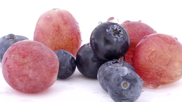 白底上的葡萄和蓝莓 还有水滴 — 图库视频影像