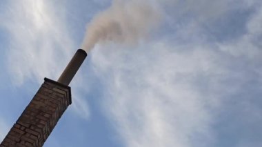 Duman bacası ve mavi gökyüzü manzarası