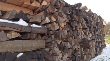 Kışın odun yığını yığılır.