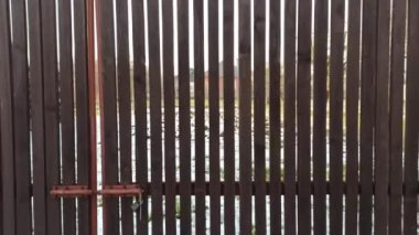 Çitin içinden karlı bir tarlanın görüntüsü