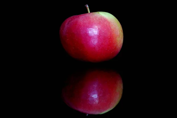 Яблоко на черном фоне — стоковое фото