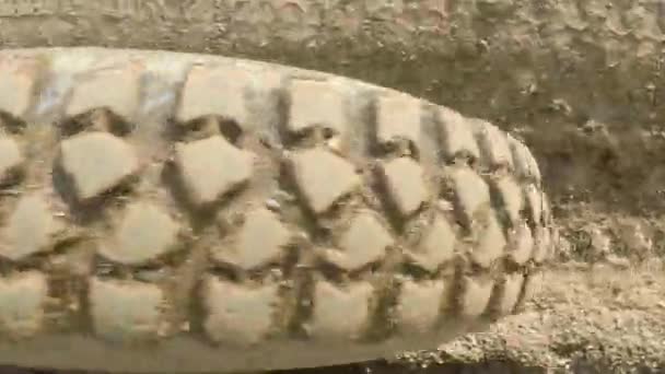 滑轮拖拉机上的一个在泥土路上转动的轮子 — 图库视频影像