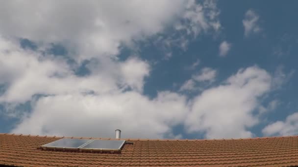 天空和云彩的时间和有太阳能收集器的屋顶景观 — 图库视频影像