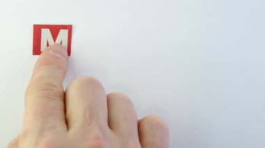 Kağıt harflerle Mers sözcüğünü bestelemek