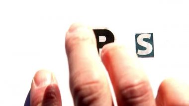 Kağıt harflerle Mers sözcüğünü bestelemek