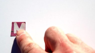 Kağıt harflerle Mers sözcüğünü bestelemek