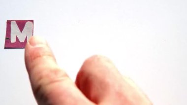 Kağıt harflerle Mers sözcüğünü bestelemek