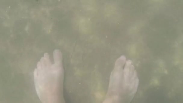 Die Füße Des Menschen Auf Dem Meeresboden Sand — Stockvideo