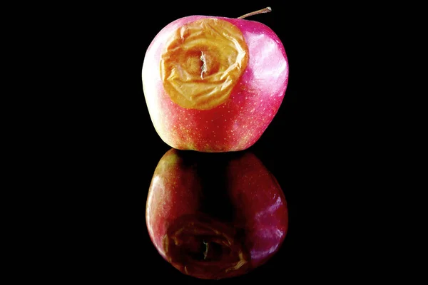 Pomme Pourrissante Sur Fond Noir Avec Réflexion — Photo