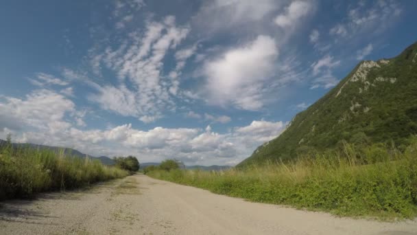 Timelapse Camino Colinas Nubes Cielo — Vídeos de Stock