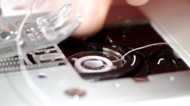 Alt beyaz ipliği dikiş makinesine yüklüyorum