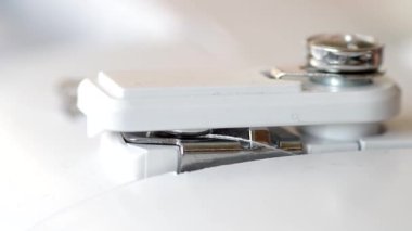 Dikiş makinesindeki ayrıntılar, beyaz ipliği hareket ettirme