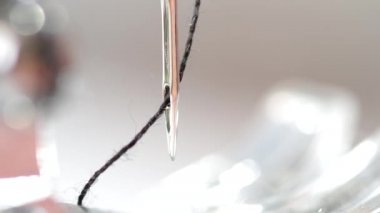 Dikiş makinesinde iğne hareket halinde