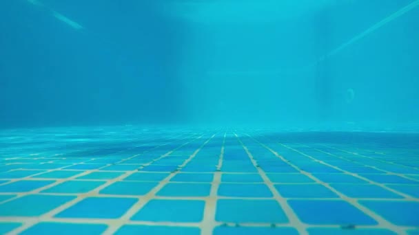 Der Boden Des Pools Mit Blauen Fliesen — Stockvideo