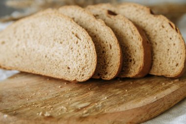 Beyaz bir masa örtüsünün üzerinde dilimlenmiş ekmek.