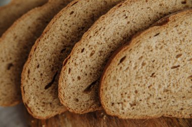 Beyaz bir masa örtüsünün üzerinde dilimlenmiş ekmek.