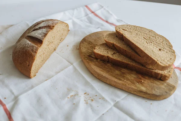 Sliced Bread Board White Tablecloth — Stock Photo, Image