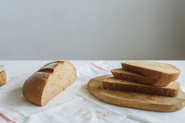 Sliced Bread Board White Tablecloth — Stock Photo, Image