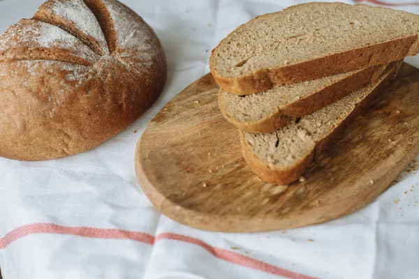 Sliced Bread Board White Tablecloth — Stock Photo, Image