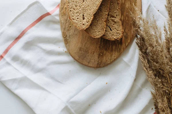 Sliced Bread Board White Tablecloth — Stock Photo, Image