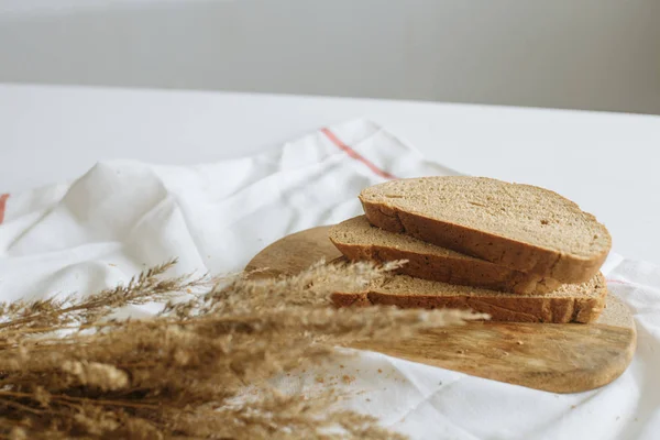 Sliced Bread Board White Tablecloth — Stock Photo, Image