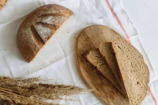 Sliced Bread Board White Tablecloth — Stock Photo, Image