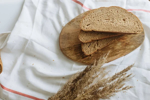 Sliced Bread Board White Tablecloth — Stock Photo, Image