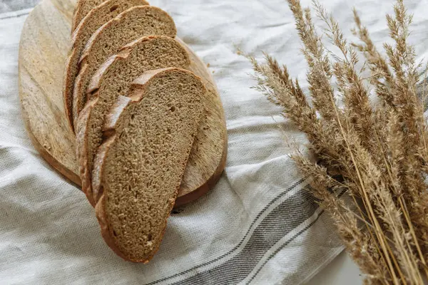 Sliced Bread Board White Tablecloth — Stock Photo, Image