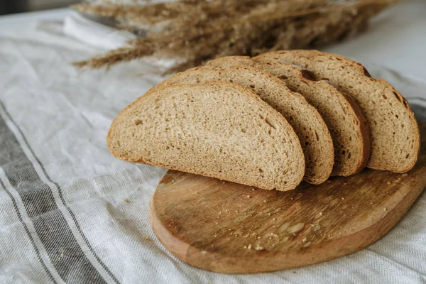 Sliced Bread Board White Tablecloth — Stock Photo, Image