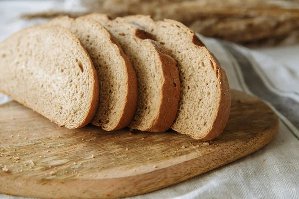 Sliced Bread Board White Tablecloth — Stock Photo, Image