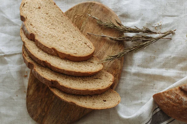 Sliced Bread Board White Tablecloth — Stock Photo, Image