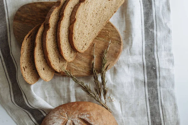 Sliced Bread Board White Tablecloth — Stock Photo, Image