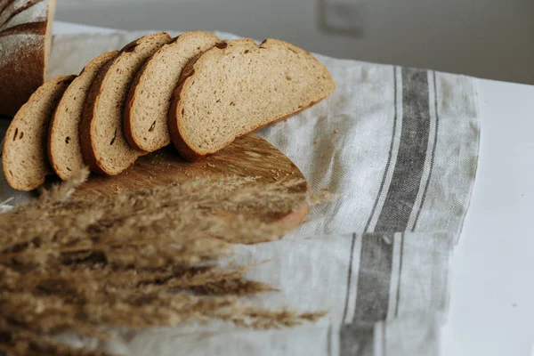 Sliced Bread Board White Tablecloth — Stock Photo, Image