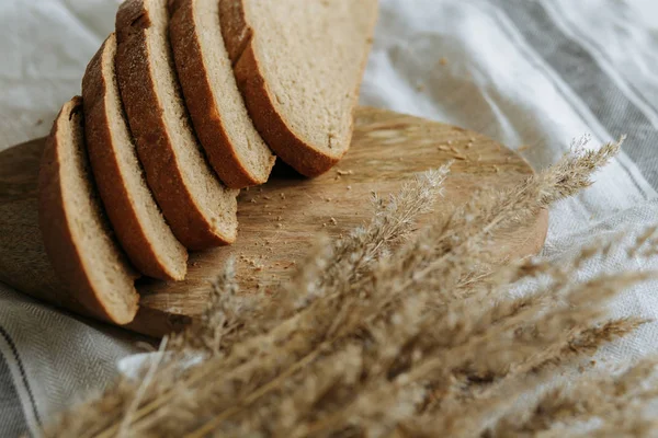 Beyaz bir masa örtüsünün üzerinde dilimlenmiş ekmek.