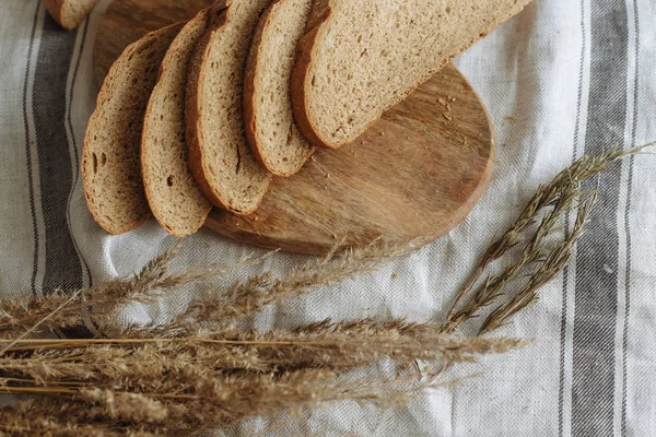 Sliced Bread Board White Tablecloth — Stock Photo, Image