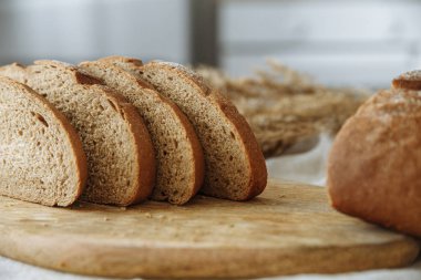 Beyaz bir masa örtüsünün üzerinde dilimlenmiş ekmek.