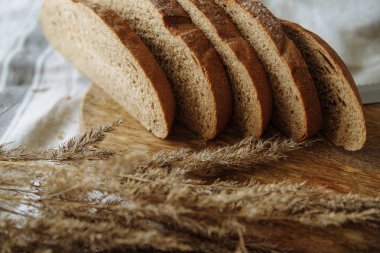 Beyaz bir masa örtüsünün üzerinde dilimlenmiş ekmek.