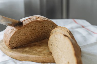 Dilimlenmiş ekmek ve kulaklar beyaz masa örtüsünde