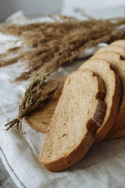 Sliced Bread Board White Tablecloth — Stock Photo, Image