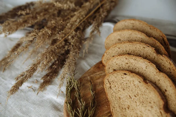 Sliced Bread Board White Tablecloth — Stock Photo, Image