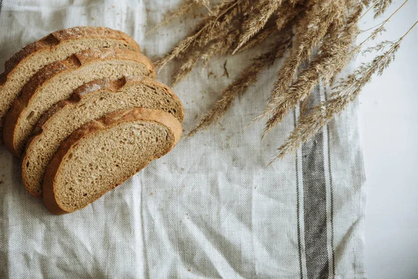 Sliced Bread Board White Tablecloth — Stock Photo, Image